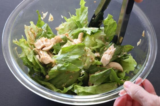 ささみとレタスとねぎごまだれを和える