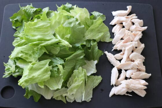 ささみを裂いてレタスをちぎる
