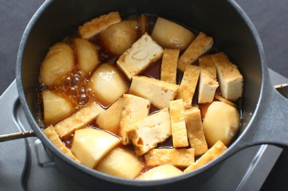 煮た里芋に厚揚げを加えて平らに整える