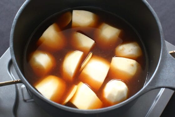 里芋と調味料と水を鍋に入れて火にかける