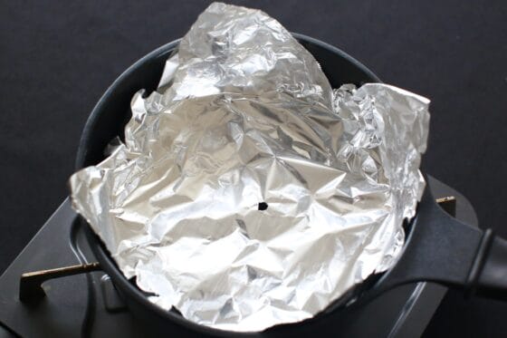 里芋と厚揚げを落し蓋をして煮る