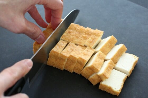 厚揚げを食べやすい大きさに切る