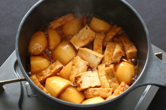 煮上がった里芋と厚揚げの煮物