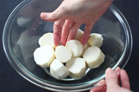 里芋に塩をまぶしてぬめりを出す