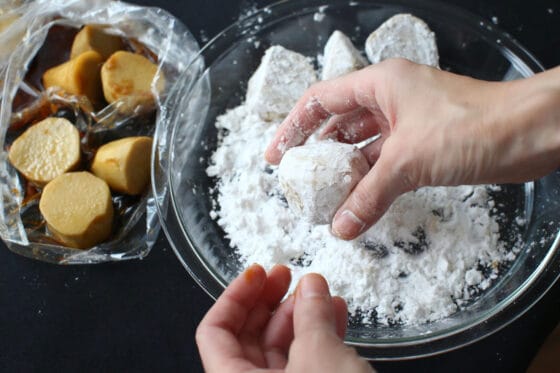 里芋についた漬け汁を軽く切り、片栗粉をまぶす