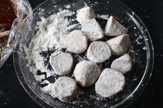 里芋に片栗粉をまぶし終えたところ