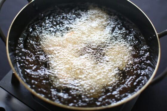 里芋を揚げる(1回め)