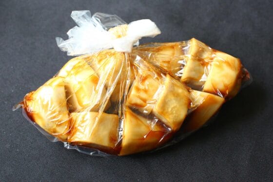 ポリ袋の口を縛って里芋に味を染み込ませる