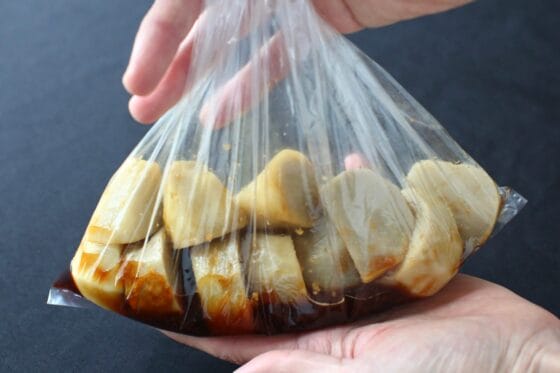 里芋と調味料をポリ袋で混ぜる