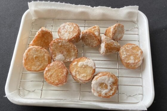 揚げた里芋を網の上に取り出して休ませる