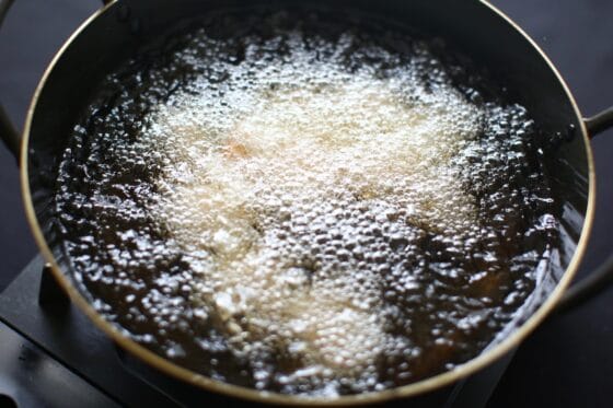 里芋2度揚げする