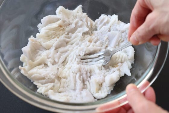 茹でた里芋を潰す