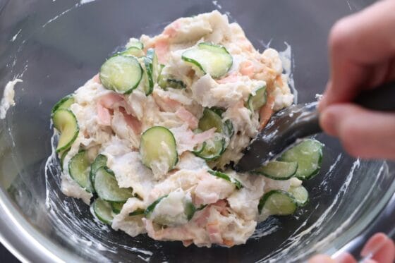 潰した里芋にきゅうりとハムと調味料を加えて和える
