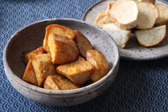 里芋の素揚げ｜ほくほく香ばしい！塩味と甘辛の2つの味で楽しむ基本レシピ