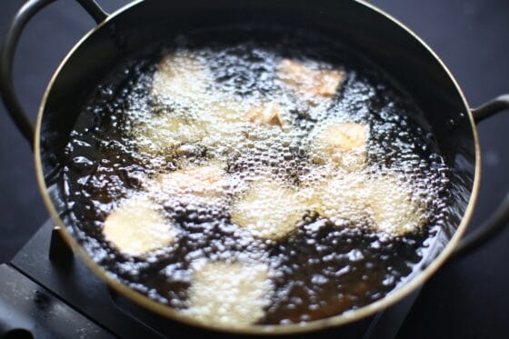 芋を160〜170℃の油でじっくり素揚げする