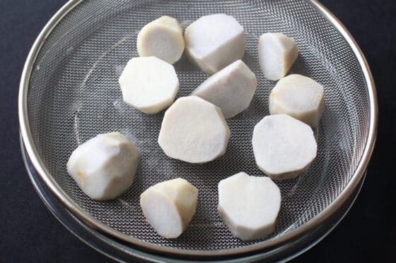 ゆでた里芋をザルに上げ、水気を切って乾かす