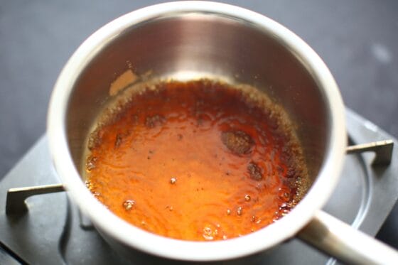 醤油・みりん・酢・砂糖を煮立てて甘辛ダレを作る