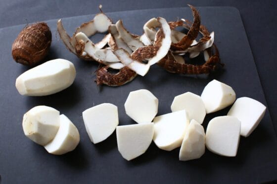 里芋の皮をむいて一口大に切る