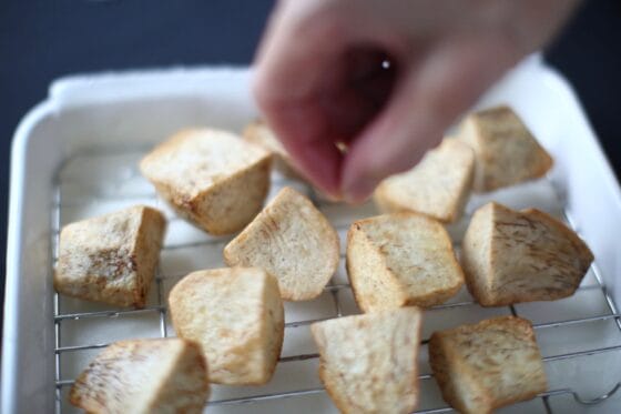 揚げた里芋に塩を軽くふる