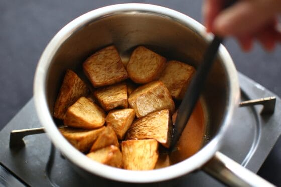 揚げた里芋を甘辛ダレに加えて絡める