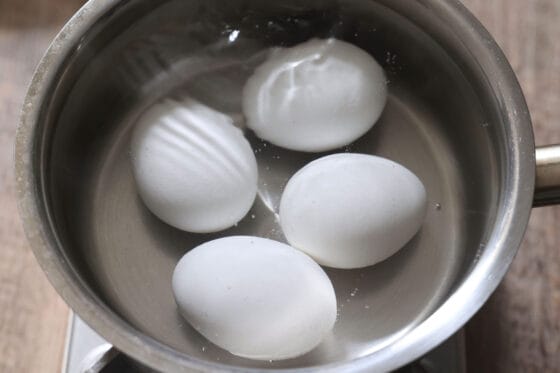 卵を茹でる
