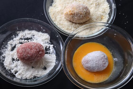 薄力粉・溶き卵・パン粉の順に衣を付ける
