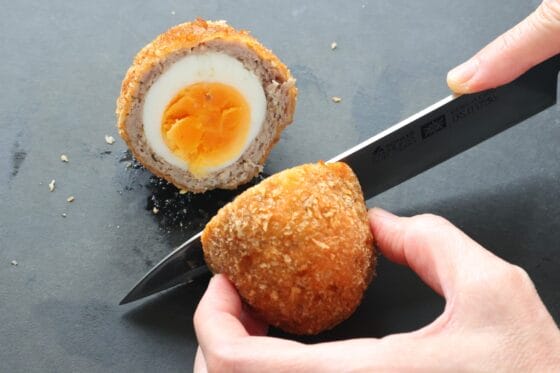スコッチエッグを半分に切る