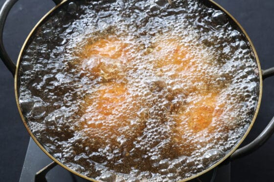 こんがりと揚がったスコッチエッグ