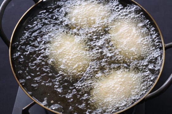 熱した油にスコッチエッグを入れる