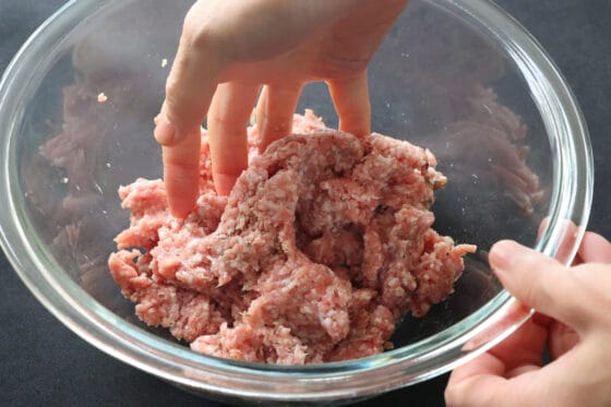 調味料を加えた豚ひき肉を手でよく練る