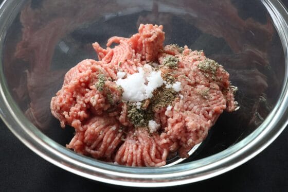 豚ひき肉と調味料をボウルに入れる