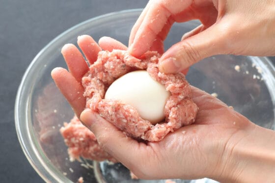 ゆで卵を肉だねで包む