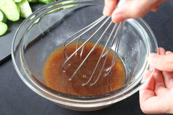 サラダ油を加えて混ぜる