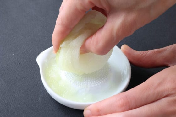 玉ねぎをすりおろしてドレッシング用のベースを作る