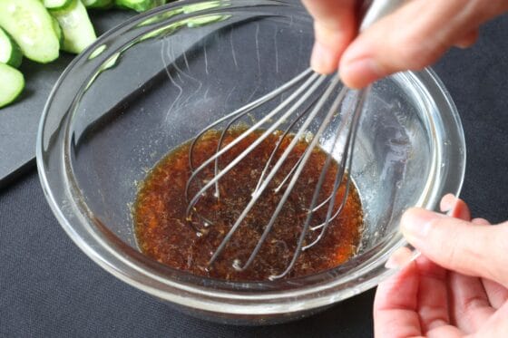 玉ねぎのすりおろしや調味料をボウルに入れて混ぜる