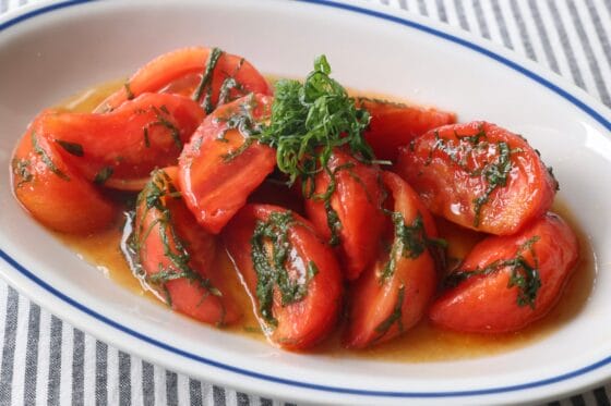 トマトと大葉のマリネ｜完熟トマトとしその香りが広がる、さっぱり和風レシピ