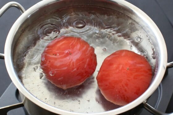 トマトを湯にくぐらせる