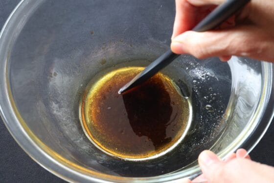 調味料を混ぜてマリネ液を作る