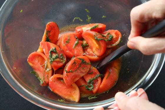 マリネ液とトマトと大葉を和える