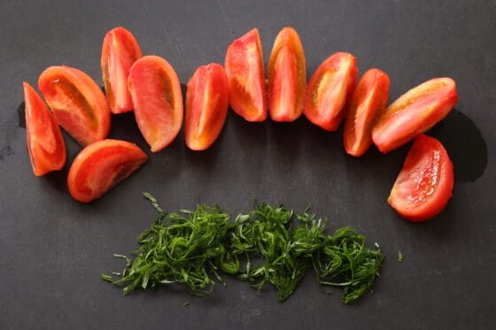 湯むきしたトマトと大葉を切る