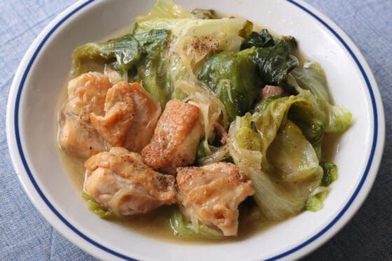 鶏肉とレタスの白ワイン蒸し煮｜簡単でやさしい味わいの洋風おかずレシピ