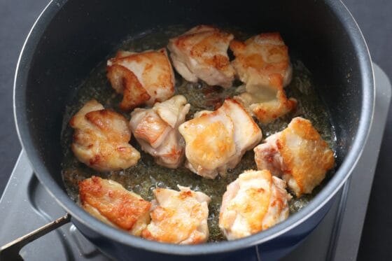 鶏肉をこんがりと焼く