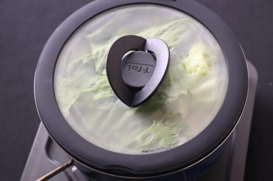 レタスを加えて蓋をして蒸し煮にする