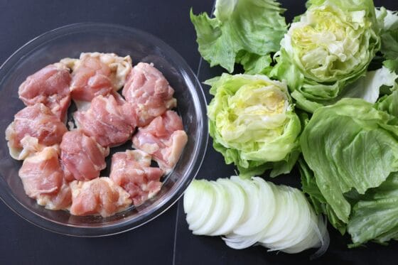 鶏肉を切って塩コショウをまぶしてレタスと玉ねぎを切る