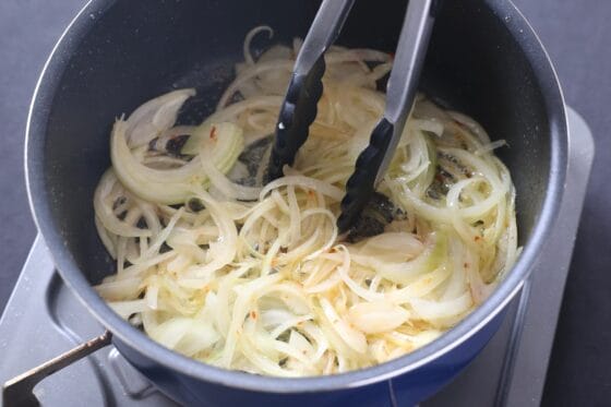 玉ねぎを炒める