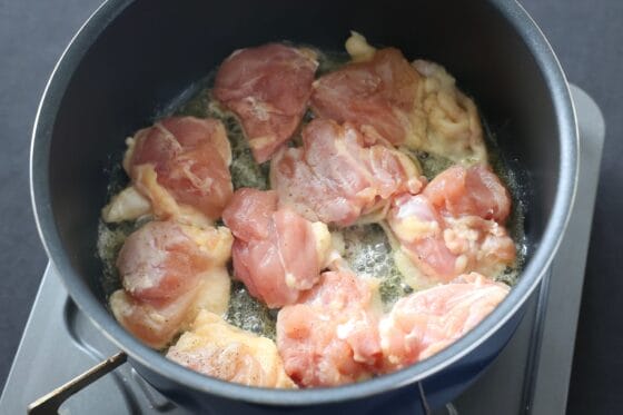 オリーブオイルとバターを熱して鶏肉の皮目をしたにして並べる