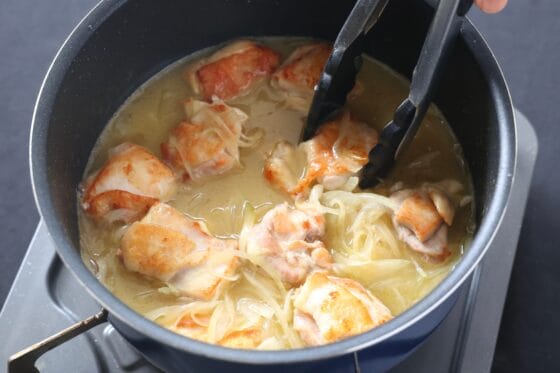 スープなどを加えて鶏肉を戻して混ぜる