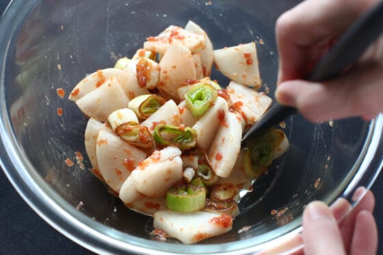 大根と焼いた長ねぎをたれと和える