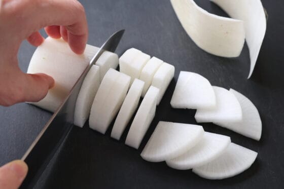 大根の皮をむいて、いちょう切りにする