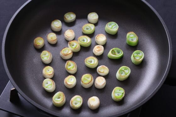 長ねぎを油を使わずにフライパンで焼く